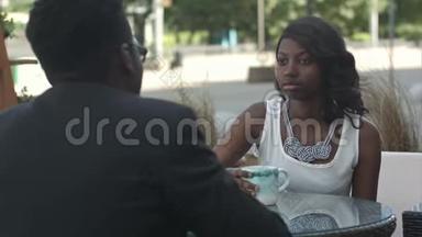 拿着一杯咖啡的<strong>黑人</strong>女孩，和她的美国<strong>黑人</strong>同事交谈，坐在咖啡馆外面